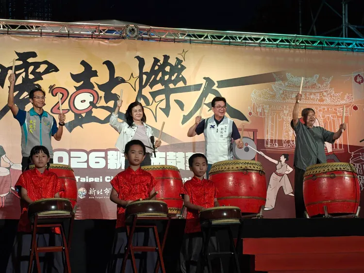 新北鼓藝節邁入20年，副市長劉和然擊鼓揭幕傳承鼓藝文化。文化局提供