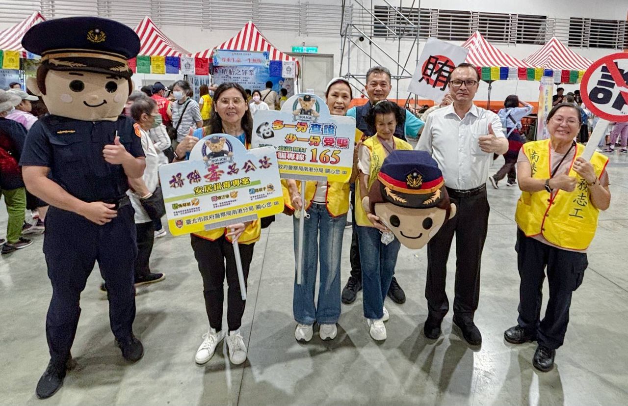 男港警前進佛教浴佛盛典 素還真驚喜現身來識詐