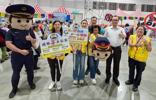 男港警前進佛教浴佛盛典　素還真驚喜現身來識詐 
