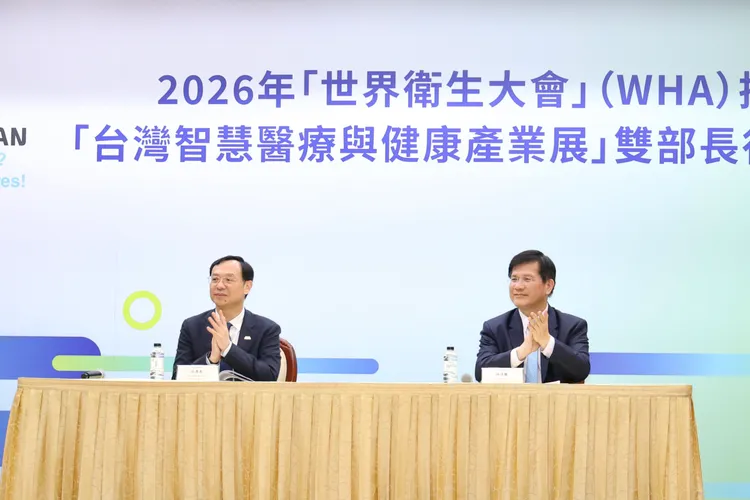 衛福部長石崇良（左）、外交部長林佳龍。記者莊宗達攝