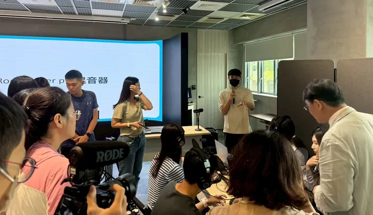 青年局「K-TV高雄新媒體人才培育中心」提供錄影棚、Podcast錄音室等多功能空間，提供青年免費申請使用。翻攝畫面