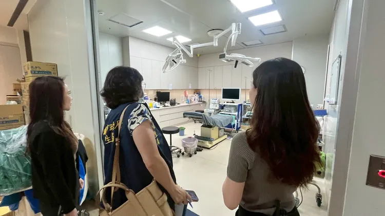 衛生局稽查人員稽查君綺診所。翻攝畫面