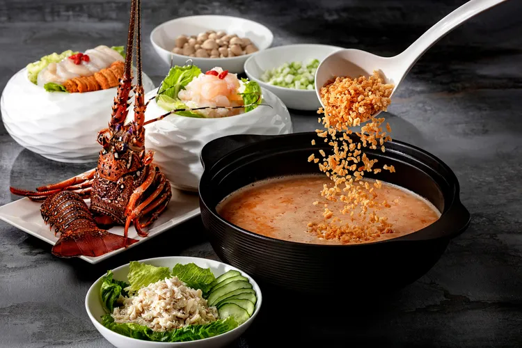 龍蝦泡飯以龍蝦、沙公與豬骨熬製金黃濃湯，搭配現沖炸香米，再鋪陳海膽、干貝與蟹身肉，極致奢華，龍蝦泡飯珍饌六人餐每套8280元+10%。國聯大飯店提供