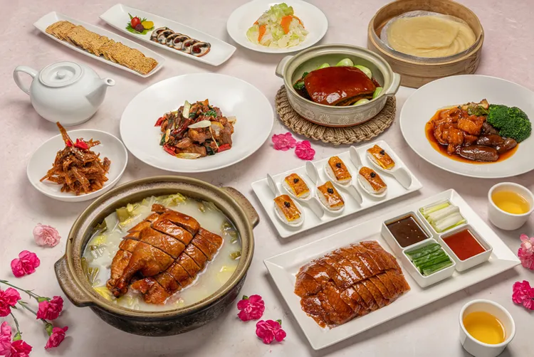 國聯大飯店米其林入選餐廳北馥樓敬獻母親節限定饗宴，即日起開放預訂，主打米其林推薦烤鴨六人餐，每套7980元+10%起。國聯大飯店提供
