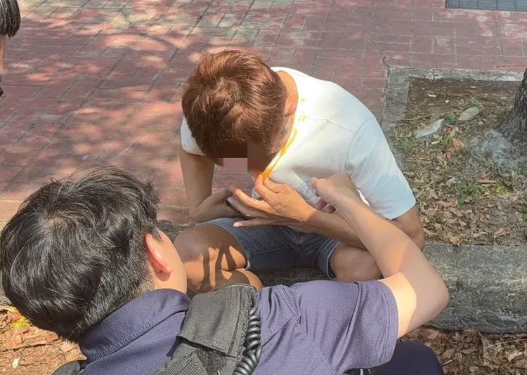 警方制伏毒駕男子。中壢警分局提供