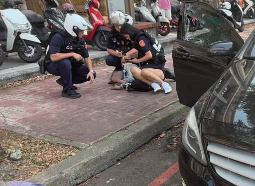 AI巡防揪出遭侵占車輛！男駕駛鎖門拒檢　壢警破窗逮通緝、毒駕鴛鴦