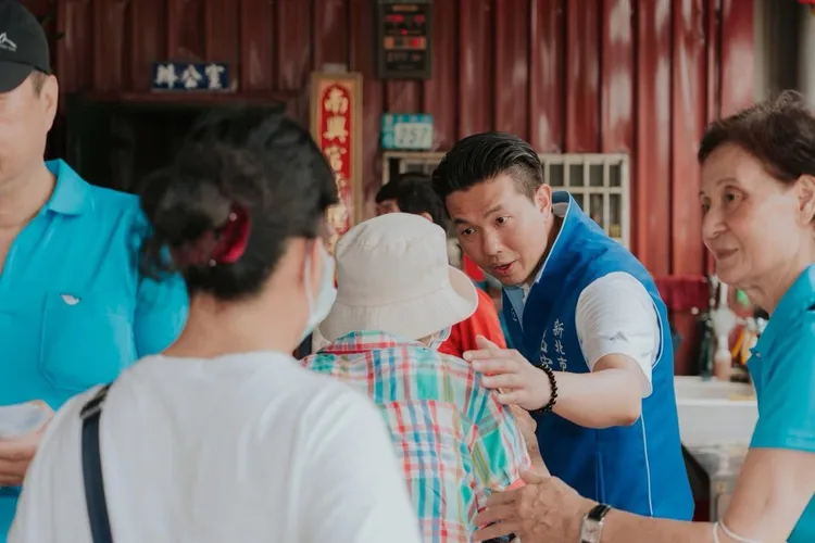 對於亡母的思念，呂家愷透露當議員第一年跑母親節活動時，在台上講到一半忍不住哽咽，後來每年都會用〈勇敢一點〉這首歌鼓勵自己，把思念轉化為繼續服務地方的力量。服務處提供