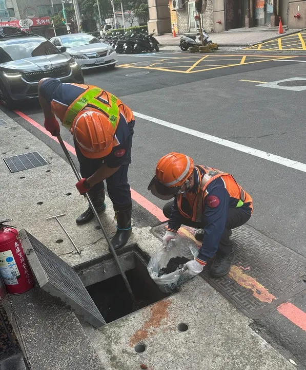 環保局說明，新北市今年第一次噴消及側溝清淤巡檢作業已完成，年初啟動春節大掃除即同步進行防鼠作為，加強2,590處鼠患高風險區巡檢計6,433次，完成 9,618次里內環境清掃作業。市府提供