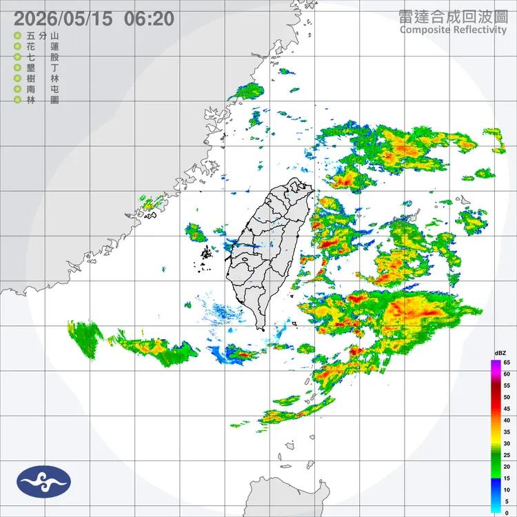 今天鋒面南移到巴士海峽，迎風面東半部易有局部短延時大雨發生，南部地區也有局部短暫陣雨。中央氣象署