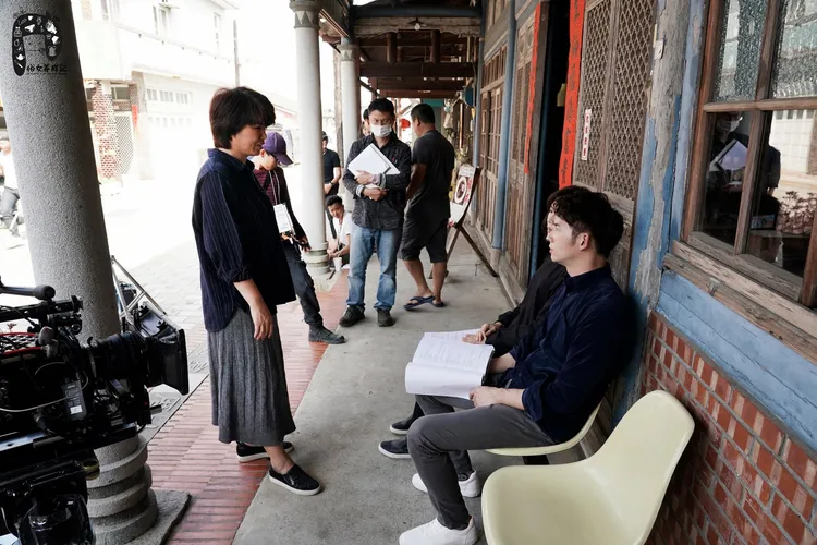 導演嚴藝文（左）在菁寮老街拍攝《俗女養成記》。翻攝俗女養成記臉書