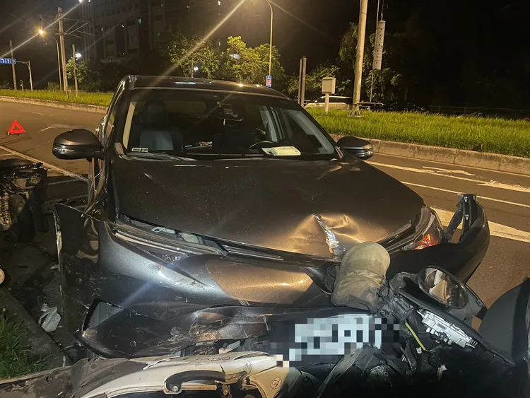 肇事的Toyota轎車車頭凹陷，正是駕駛胡男媽媽的愛車，當天又正逢母親節，這份「大禮」恐怕消受不起。翻攝畫面