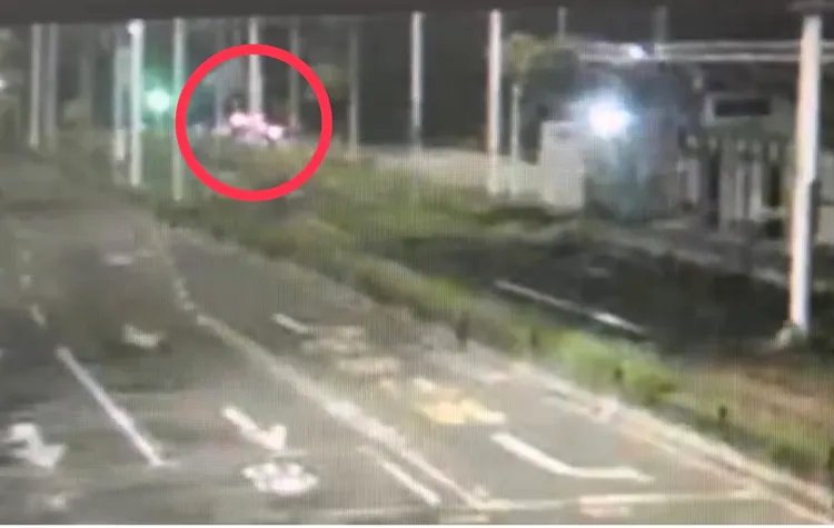 胡男失控偏疑，往路邊停車格連續撞擊，造成多輛汽機車毀損。翻攝畫面
