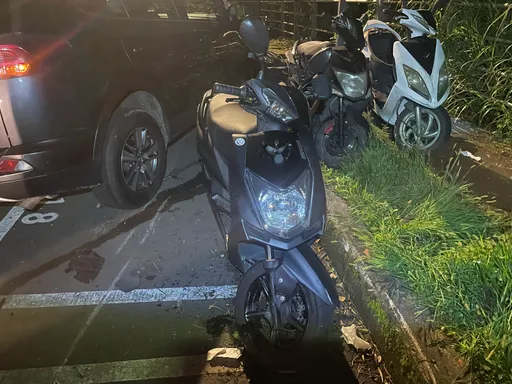 送上母親節「大禮」！21歲男駕媽媽愛車疲勞失控　橫掃路邊9輛汽機車慘狀曝