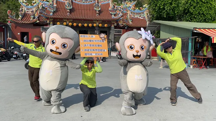 「Monkey出任務」壽山國家自然公園志工前往西海岸宣導勿餵獼猴。翻攝畫面