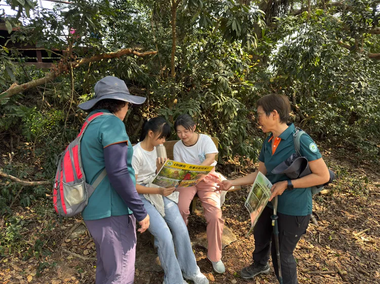 壽山國家自然公園人員在四棵榕進行的獼猴宣導。翻攝畫面