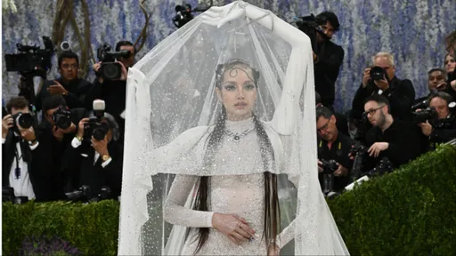 Met Gala｜Lisa前衛變身移動帳篷　白色透膚裝「多長兩隻手」