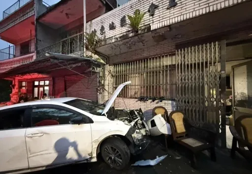 門口烤肉到一半轎車衝過來！竹東4人遭撞傷送醫　酒駕男遭法辦