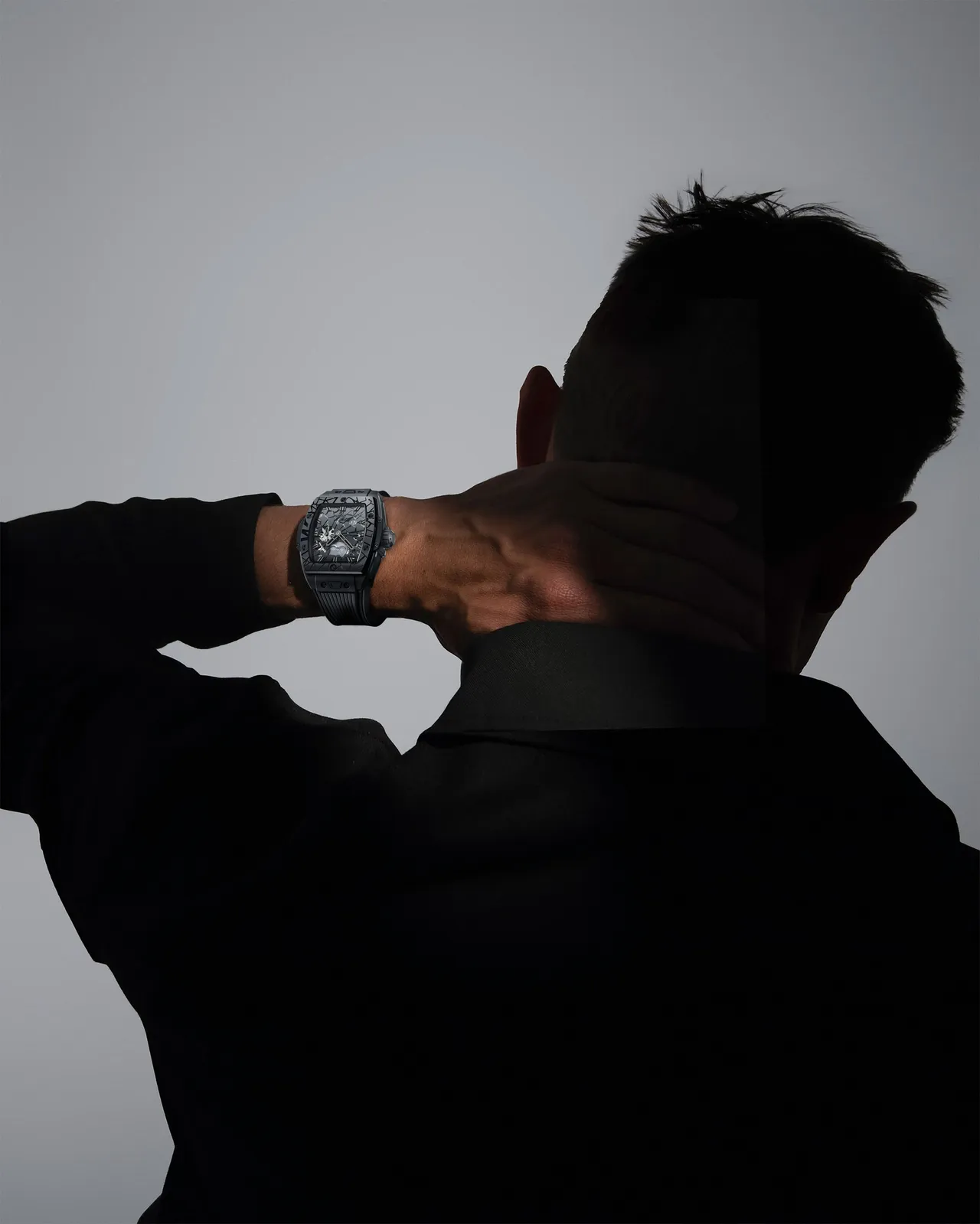 HUBLOT Spirit of Big Bang Impact極致黑陶瓷月相腕錶，42mm，微噴砂與拋光黑陶瓷錶殼，拋光鍍黑立體時標與刻度錶盤，黑色內襯橡膠錶帶，HUB1770自動上鍊鏤空月相機芯，動力儲存50小時，防水深度50米，限量100只，99萬9000元。品牌提供  