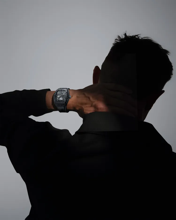 HUBLOT Spirit of Big Bang Impact極致黑陶瓷月相腕錶，42mm，微噴砂與拋光黑陶瓷錶殼，拋光鍍黑立體時標與刻度錶盤，黑色內襯橡膠錶帶，HUB1770自動上鍊鏤空月相機芯，動力儲存50小時，防水深度50米，限量100只，99萬9000元。品牌提供  