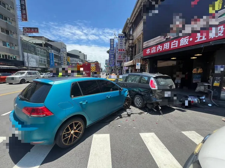 楊男駕車行經西區林森路、忠勤街口，連續推撞3輛汽機車。民眾提供