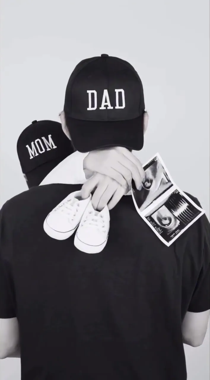 SE7EN戴著DAD帽子，李多海拿著超音波照和嬰兒鞋抱著他。翻攝李多海IG