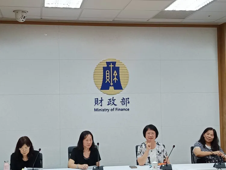 台北國稅局今召開例行記者會，由局長樓美鐘(右二)主持，該局提醒，建議採用網路申報綜合所得稅的民眾，務必確認是否已申報上傳成功。許麗珍攝