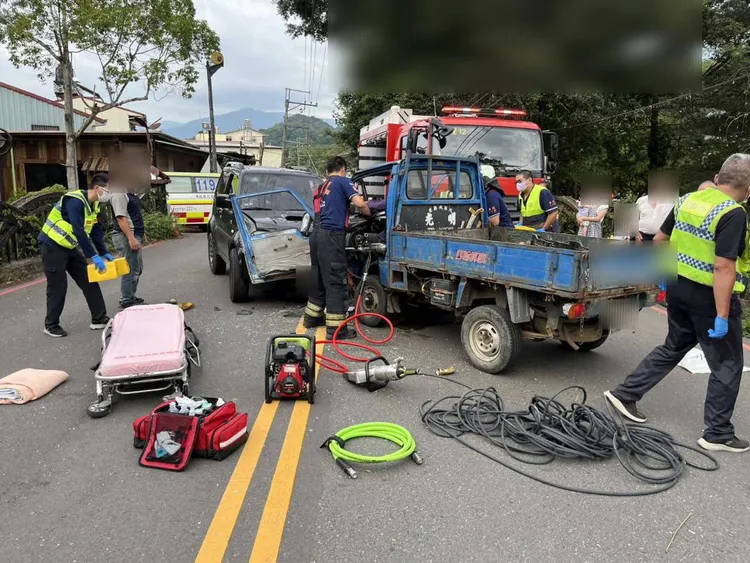 小貨車駕駛受困車內，救出後送醫檢查發現有內出血和骨盆粉碎性骨折。民眾提供