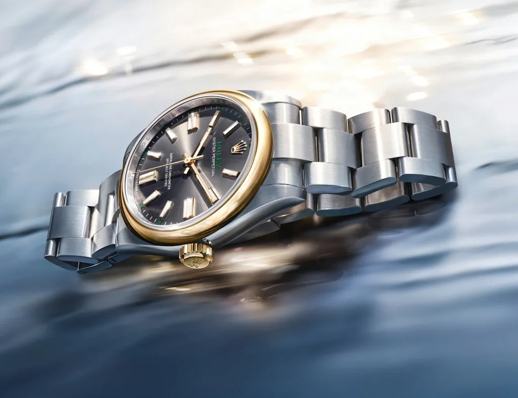 勞力士Oyster Perpetual 41黃金鋼款腕錶，41mm，黃金及蠔式鋼錶殼，石板灰色錶盤，蠔式（Oyster）三格實心鏈節錶帶，勞力士3230型自動上鏈機械恒動機芯，動力儲存70小時，防水深度100米，32萬6000元。品牌提供