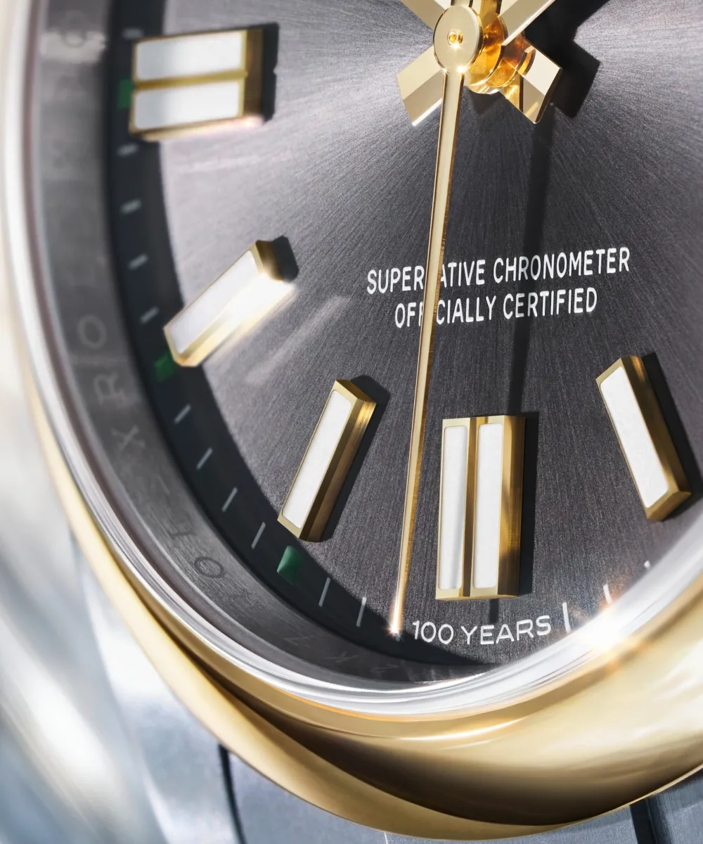 勞力士Oyster Perpetual 41黃金鋼款腕錶，41mm，黃金及蠔式鋼錶殼，石板灰色錶盤，蠔式（Oyster）三格實心鏈節錶帶，勞力士3230型自動上鏈機械恒動機芯，動力儲存70小時，防水深度100米，32萬6000元。品牌提供