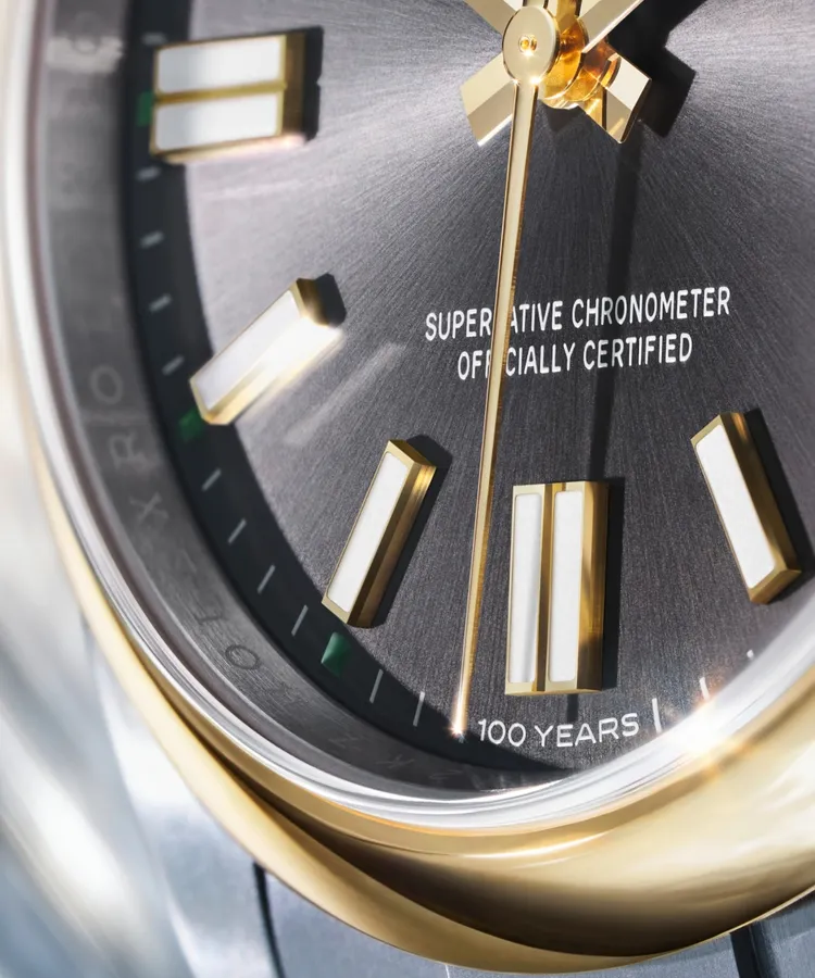 勞力士Oyster Perpetual 41黃金鋼款腕錶，41mm，黃金及蠔式鋼錶殼，石板灰色錶盤，蠔式（Oyster）三格實心鏈節錶帶，勞力士3230型自動上鏈機械恒動機芯，動力儲存70小時，防水深度100米，32萬6000元。品牌提供