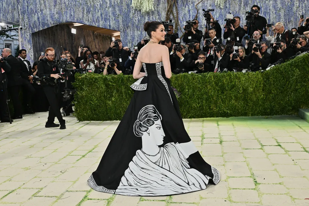 安海瑟薇身著MICHAEL KORS禮服絕美登上Met Gala。美聯社