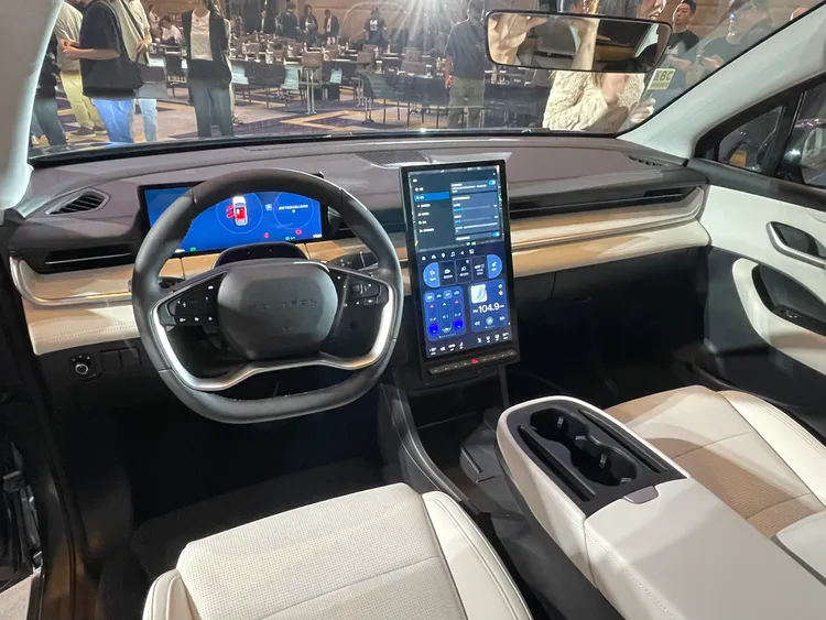 車內透過12.3吋液晶儀表以及15.6吋直立式螢幕營造科技感，並且強化細部質感，並且提供白色內裝選擇。林浩昇攝