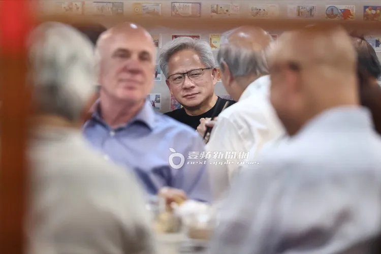 黃仁勳與供應鏈大老闆們用餐。特勤中心攝