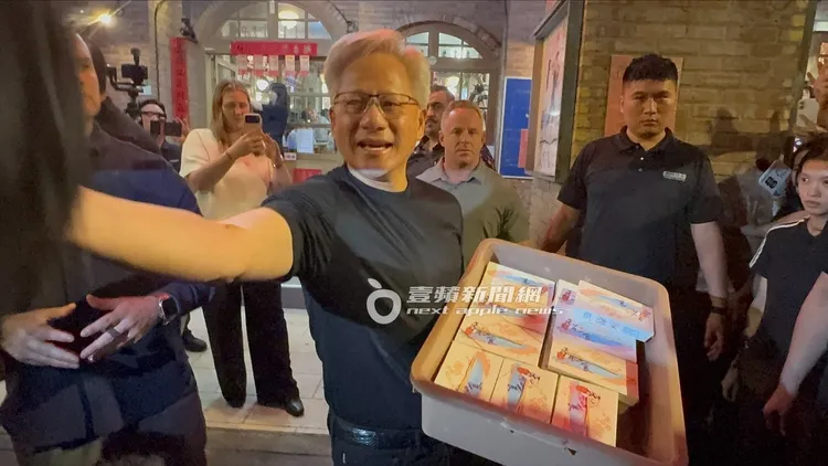 發送蘋果西打後，黃仁勳又送出香腸油飯。特勤中心攝