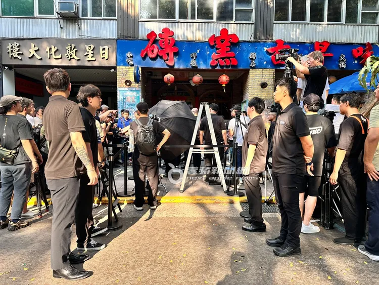 馬路邊有6名保全人員站崗，確認AI科技業大佬下車的動線安全無虞。特勤中心攝