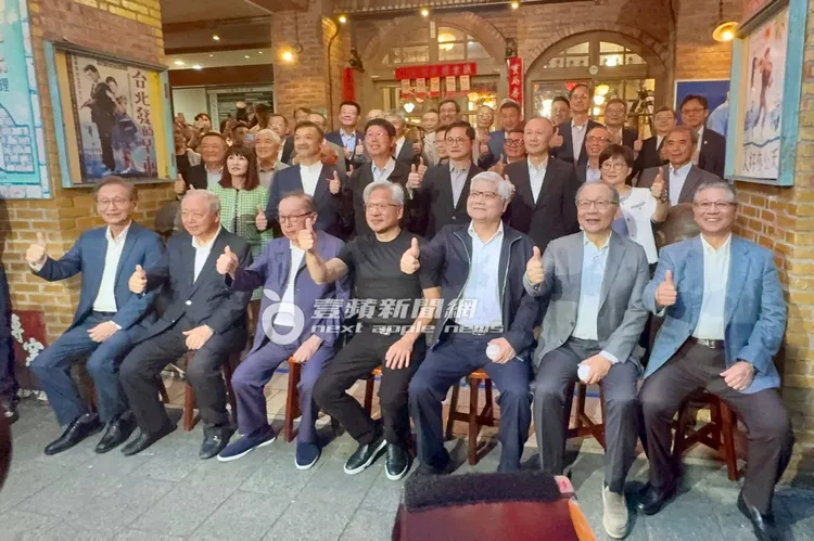 第一排由右至左為：緯創董事長林憲銘、聯發科執行長蔡力行、台積電董事長魏哲家、輝達執行長黃仁勳、廣達董事長林百里、廣達副董事長梁次震、華碩董事長施崇棠。特勤中心攝