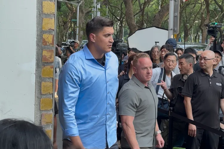 黃仁勳到場前，2名身材高大壯碩的外籍保鏢到場確認動線。特勤中心攝