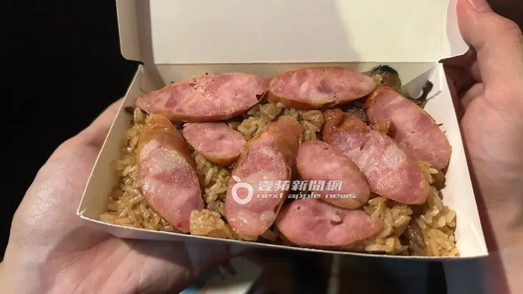 黃仁勳發送由「磚窯古早味懷舊餐廳」製作的香腸油飯。特勤中心攝