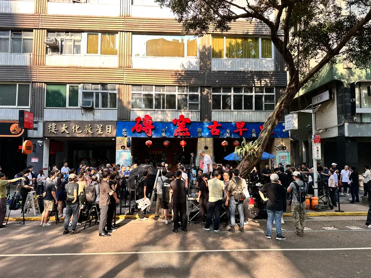 現場將近300人擠得水洩不通。特勤中心攝