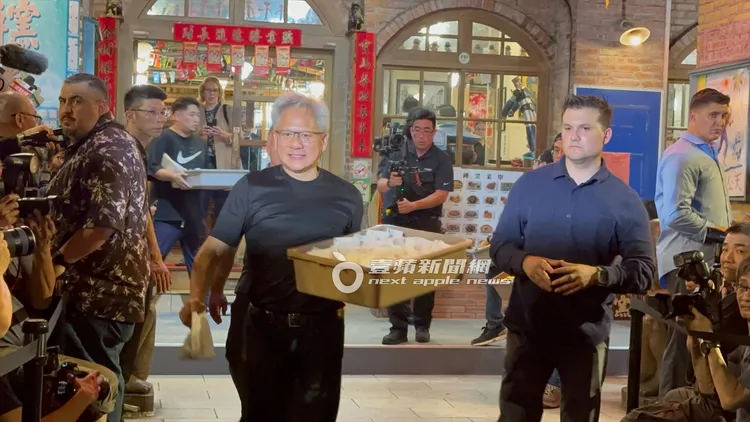 黃仁勳隨後又搬了一箱冰淇淋出來發送給小朋友吃。特勤中心攝