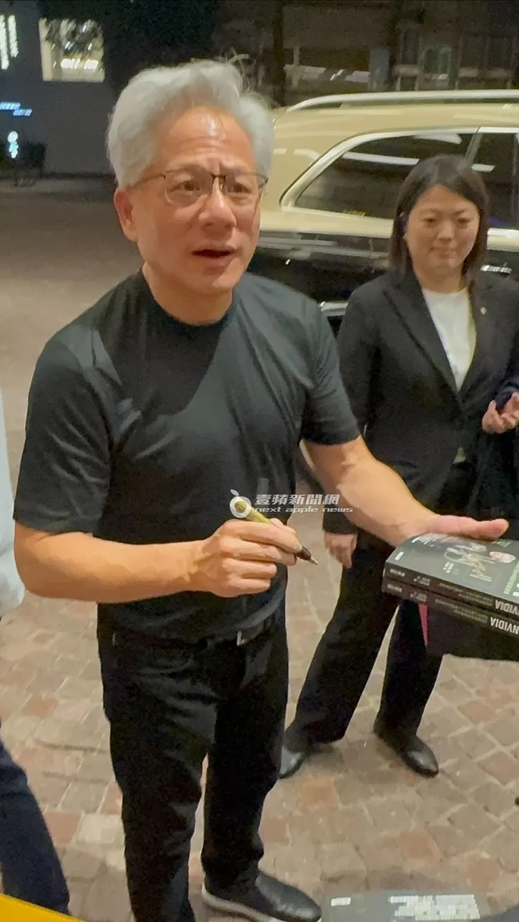 晚間9點半，黃仁勳回到下榻文華東方酒店幫粉絲簽書和中華隊棒球。特勤中心攝