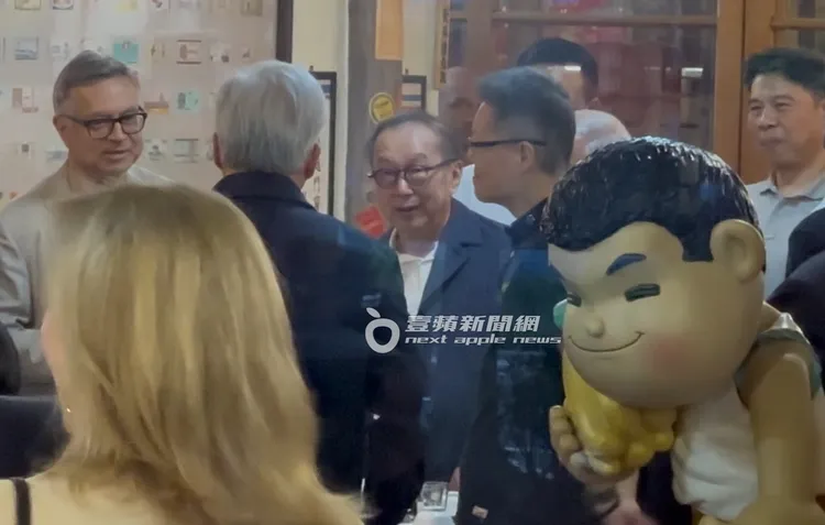 黃仁勳與林百里（中）敬酒談話。特勤中心攝