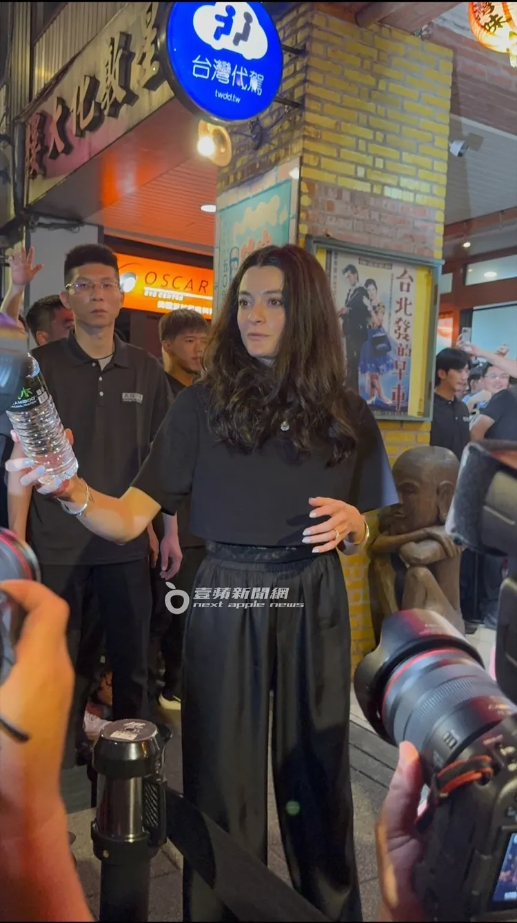 黃仁勳女兒Madison走出餐廳發送礦泉水。特勤中心攝