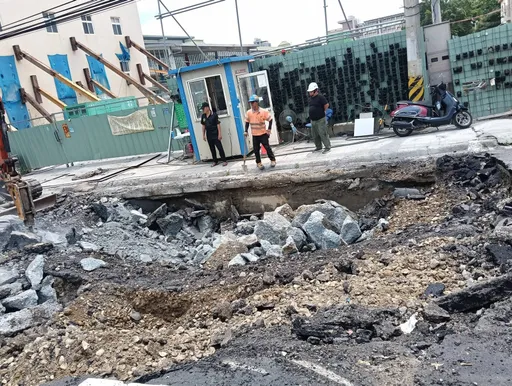 台中龍井路面大面積塌陷　民宅傾斜岌岌可危！市府急令停工
