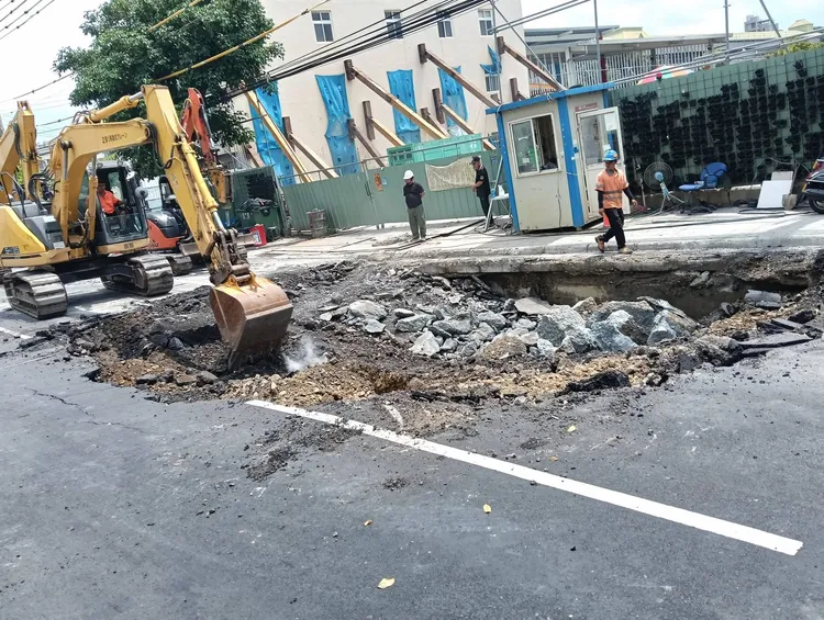 台中市府已要求斜傾民宅 的工地立即停工，配合自來水公司釐清事故原因及進行搶修作業。翻攝「賴在海線」群組