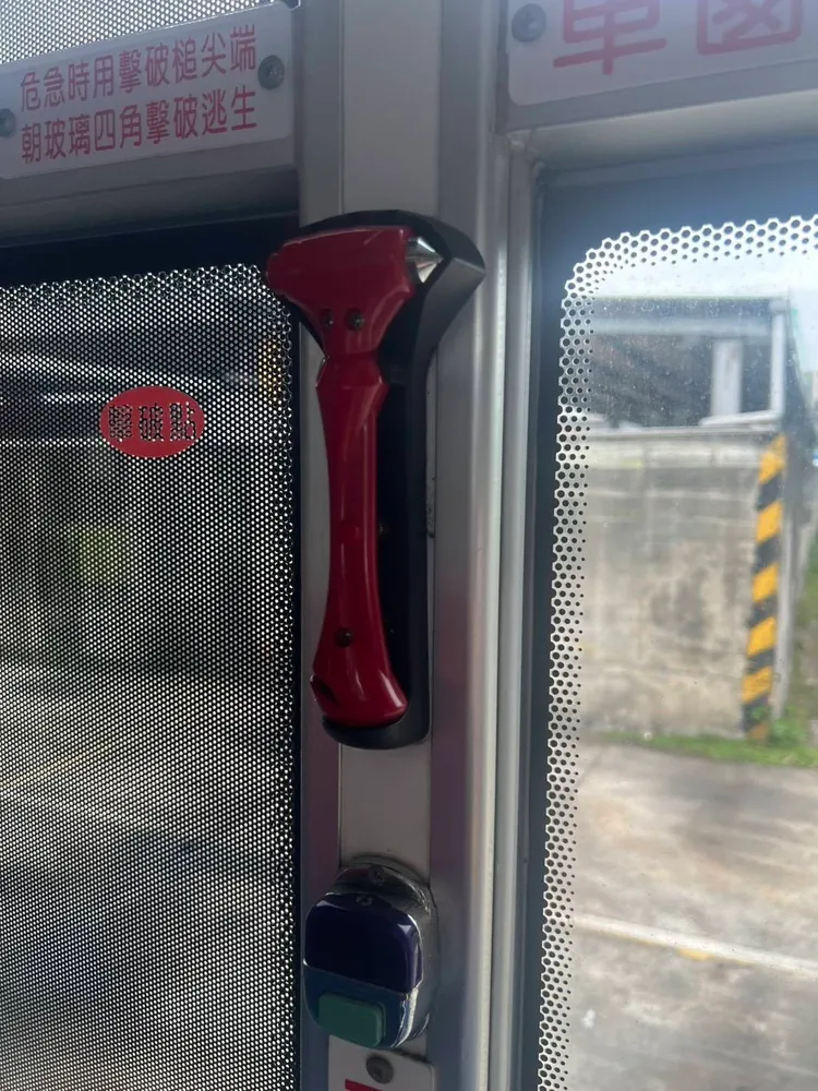 車窗擊破器成了凶器。翻攝畫面