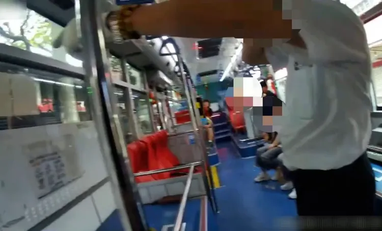 公車司機表示無端遭到老翁乘客毆打，將公車停在路邊報警。翻攝畫面