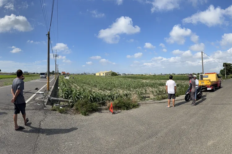 電器行老闆小貨車車頭受損，沒想到發生擦撞的兩邊竟是「鄰居」。民眾提供