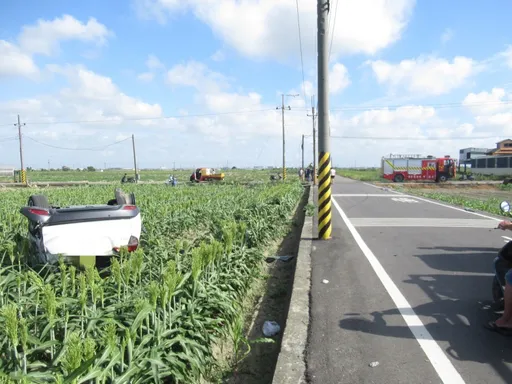 撞擊片｜產業道路兩車擦撞　轎車四腳朝天翻田中　事主兩邊竟是「鄰居」