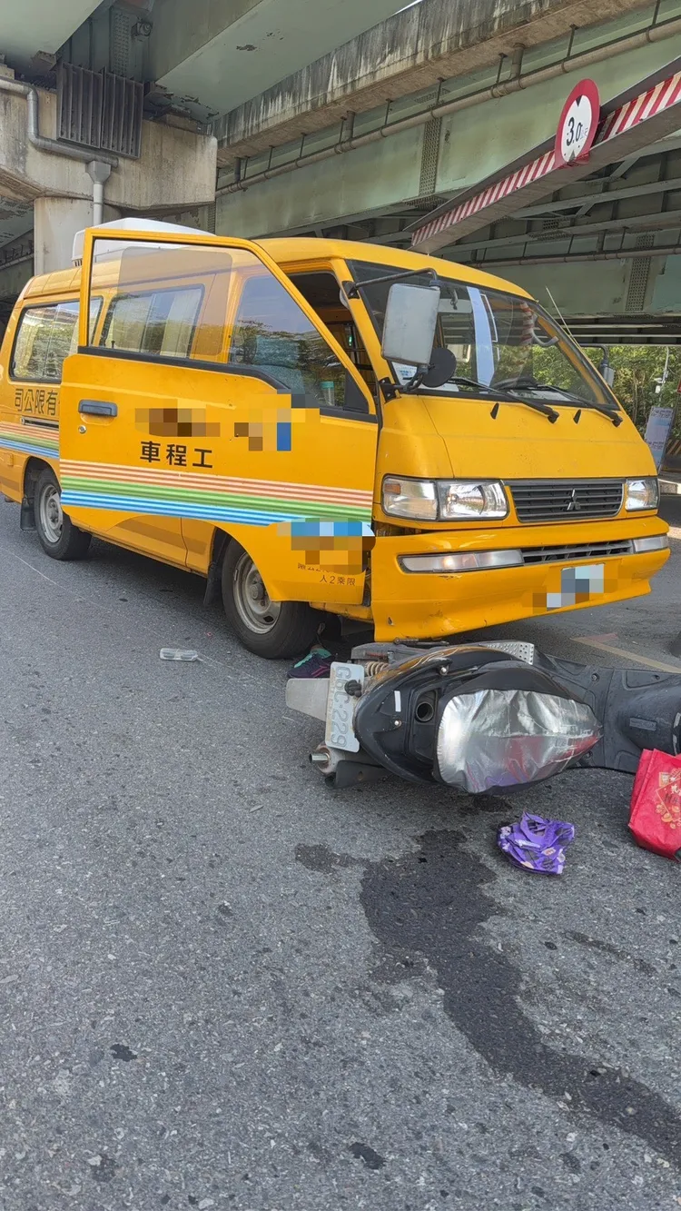 女騎士一度卡在工程車底，失去生命跡象。翻攝畫面